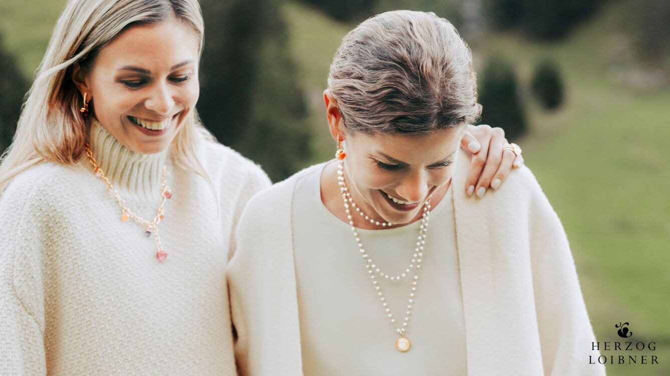 Goldschmuck kombinieren: So tragen Sie goldenen Schmuck